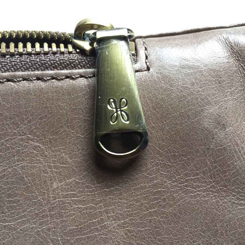 Hobo RAINE oversized leather clutch in ASH - Picture 8 of 8